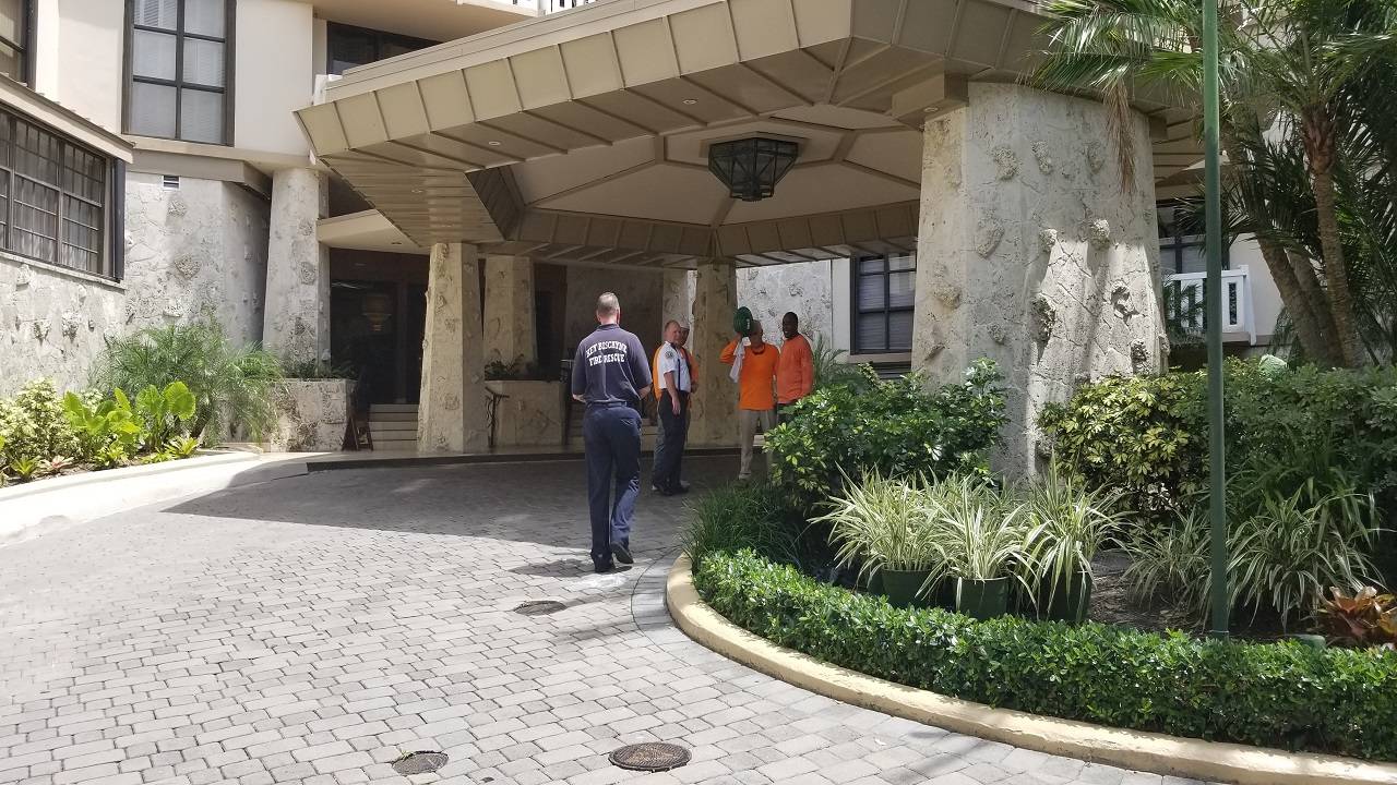 Worker Safely Gets Off Scaffolding After Mechanical